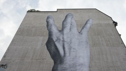 Un mur de Berlin signé du "photograffeur" JR.
 (John MacDougall / AFP)