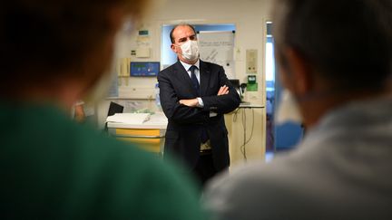 Le Premier ministre, Jean Castex, le 20 août 2021 en visite au CHU d'Etampes (Essonne), en banlieue parisienne. (CHRISTOPHE ARCHAMBAULT / AFP)