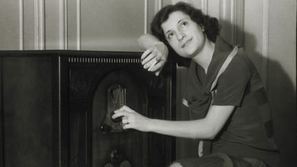 Une femme écoute la radio en 1930 (illustration) (JT VINTAGE / MAXPPP)