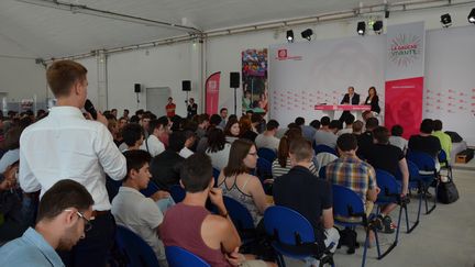 Un militant des Jeunes socialistes (MJS) pose une question &agrave; Jean-Christophe Cambad&eacute;lis, le premier secr&eacute;taire du PS, le 29 ao&ucirc;t 2014 &agrave; La Rochelle (Charente-Maritime). (THOMAS BAIETTO / FRANCETV INFO)