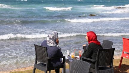 Les femmes ont payé un lourd tribut à la révolution libyenne, victimes de viols de guerre. Une situation reconnue par le gouvernement en place à Tripoli en 2014, lequel a adopté alors un décret pour les indemniser. Aujourd'hui, l'insécurité persistante dans le pays les expose toujours plus à la violence, les éloigne de la vie publique et les prive de droits élémentaires. (Hani AMARA /REUTERS)