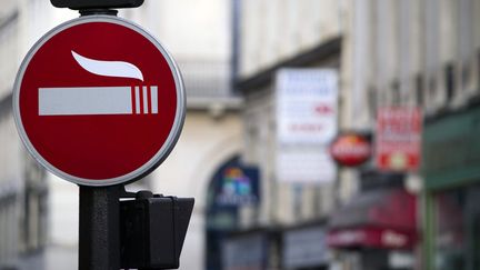 Un panneau de signal&eacute;tique routi&egrave;re d&eacute;tourn&eacute; par l'artiste Clet Abraham &agrave; Paris, le 13 novembre 2011. (JOEL SAGET / AFP)