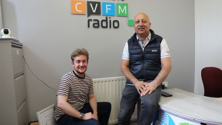 Bakar, animateur au sein de la radio locale CVFM (à gauche), et Idrees Rashid, son fondateur (à droite), à Middlesbrough, le 12 août 2024. (ELISE LAMBERT / FRANCEINFO)