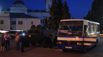 Le bus dans lequel 13 personnes ont été prises en otage, le 21 juillet 2020, à Loutsk (Ukraine).&nbsp; (YURIY DYACHYSHYN / AFP)