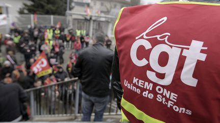 Manifestation des salari&eacute;s de la soci&eacute;t&eacute; Kem One devant les portes de l'usine de Pierre-B&eacute;nite, dans la banlieue lyonnaise&nbsp;(Rh&ocirc;ne), le 1er mars 2013. (MAXPPP)