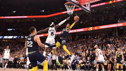 Le meneur des Grizzlies de&nbsp;Memphis,&nbsp;Ja Morant (12), a été décisif en fin de rencontre, offrant la victoire aux siens, face aux Timberwolves de Minnesota, lors du cinquième match du premier tour des playoffs NBA, le 26 avril 2022.&nbsp; (JUSTIN FORD / GETTY IMAGES NORTH AMERICA / AFP)