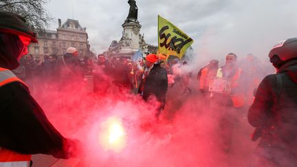 Des cheminots manifestent à l'appel de la CGT contre la réforme des retraites, place de la République à Paris, le 4 janvier 2020.&nbsp; (MICHEL STOUPAK / NURPHOTO / AFP)