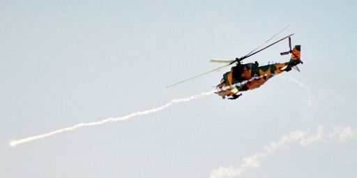 Un hélicoptère d'attaque lançant des missiles pendant des manoeuvres de l'armée syrienne le 10-12-2012 (photo provenant de l'agence officielle syrienne SANA).  (AFP - HO - SANA)