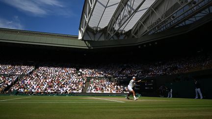 Nick Kyrgios face à Novak Djokovic lors de la finale de Wimbledon, le 10 juillet 2022. (SEBASTIEN BOZON / AFP)