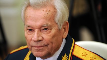 Mikhail Kalachnikov, lors de son 90e anniversaire, au Kremlin, &agrave; Moscou (Russie), le 10 novembre 2009. (NATALIA KOLESNIKOVA / AFP)