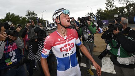 Le Néerlandais Mathieu Van der Poel exulte après sa victoire dans le Tour des Flandres, son premier Monument en carrière. (DIRK WAEM / BELGA)