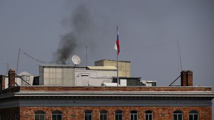 Une fumée noire s'échappe d'une cheminée du consulat de San Francisco, le 1er septembre 2017, quelques heures avant sa fermeture. (JUSTIN SULLIVAN / GETTY IMAGES NORTH AMERICA / AFP)