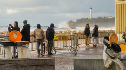 Des promeneurs prennent en photo la montée des eaux à Biarritz (Pyrénées-Atlantiques), le 10 mars 2024. (EMILIE DROUINAUD / MAXPPP)