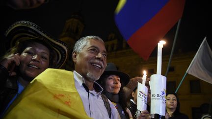 Des colombiens célèbrent le nouveau traité de paix passé entre la guérilla des Farc et le gouvernement, le 12 novembre 2016 à&nbsp;Bogota. (GUILLERMO LEGARIA / AFP)