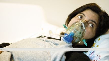 Une femme sous assistance respiratoire (photo d'illustration) (JAMES HARDY
 / MAXPPP)