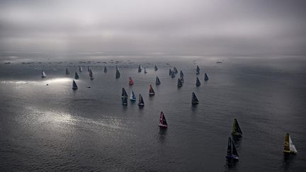 Le départ de la 10e édition a été donnée à 13h02, le 10 novembre 2024, à l'heure et sans pénalité pour les skippeurs, mais le vent a manqué à l'appel. (LOIC VENANCE / AFP)