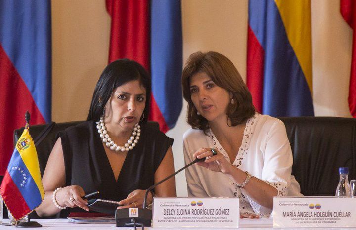 La ministre des Affaires étrangères vénézuelienne, Delcy Rodriguez, et son homologue colombienne, Maria Angela Holguin, se sont rencontrées pour discuter de la crise frontalière de leurs deux pays, à Carthagène, en Colombie, le 26 août 2015. (JOAQUIN SARMIENTO / AFP)