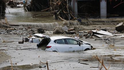 Une voiture au milieu des eaux après les inondations à Kastamonu, dans le nord de la Turquie, le 12 août 2021. (IHH / AFP)