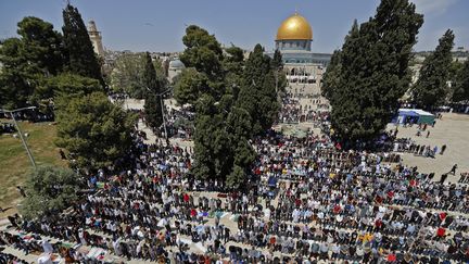 Des Palestiniens participent à la première prière du vendredi pendant le ramadan, dans l'enceinte de la mosquée Al-Aqsa, troisième site sacré de l'islam, dans la vieille ville de Jérusalem, le 16 avril 2021. (AHMAD GHARABLI / AFP)