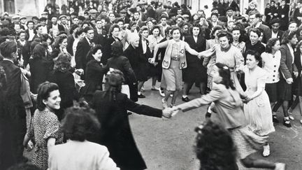 Le 11 mai 1945, les habitants de Saint-Nazaire (Loire-Atlantique) sont joyeux car les Allemands quittent la ville. (COLL-DITE)