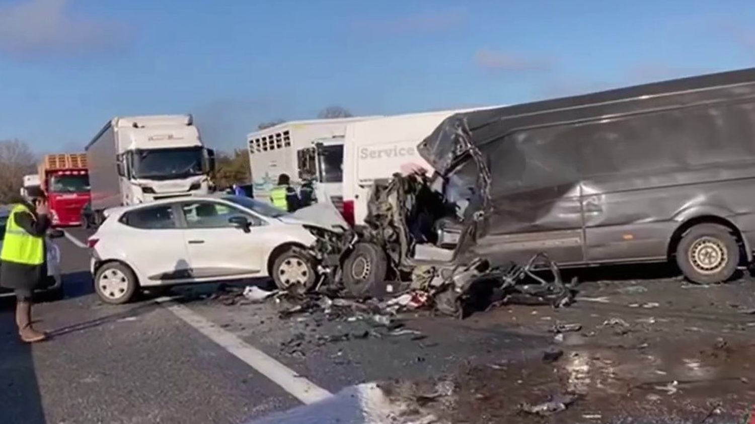 Accident De La Route Carambolage Mortel Sur L Autoroute A Entre