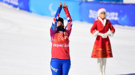 La snowboardeuse&nbsp;paralympique française&nbsp;Cécile Hernandez, sacrée championne paralympique&nbsp;aux Jeux de Pékin, le 7 mars 2022. (L.PERCIVAL / CPSF)