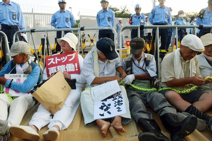 Des manifestants antinucl&eacute;aires manifestent contre le red&eacute;marrage de la centrale de Sendai (Japon), le 11 ao&ucirc;t 2015. (JIJI PRESS / AFP)