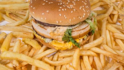 Un hamburger sur un tapis de frites. (MATT CARDY / GETTY IMAGES EUROPE)