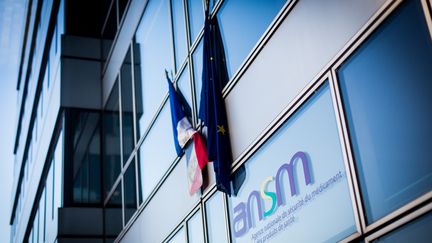 L'entrée de l'Agence nationale de sécurité du médicament et des produits de santé (ANSM), à Saint-Denis (Seine-Saint-Denis), le 6 novembre 2014. (GARO / PHANIE/ AFP)