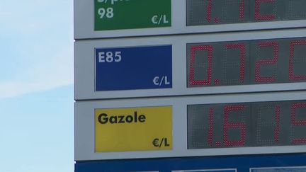 Carburants : la grande distribution propose des offres à moindre coût (FRANCEINFO)