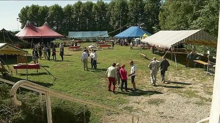 Des sympathisants de gauche à la Fête de la rose de Frangy-en-Bresse (Saône-et-Loire), le 26 août 2018. (ANTHONY BORLOT / FRANCE 3 BOURGOGNE)