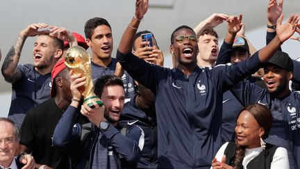 La joie des Bleus après leur retour en France avec la Coupe du monde (THOMAS SAMSON / AFP)