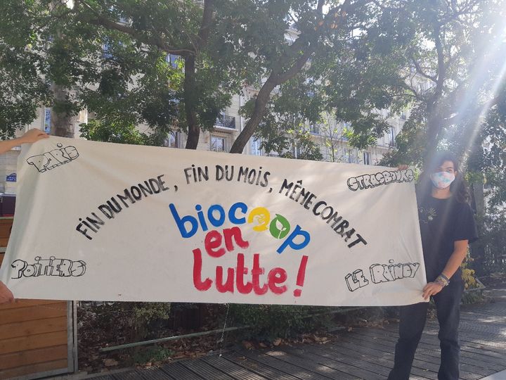 Banderole de salariés de Biocoop, à Paris, le 17 septembre 2020, lors d’une journée de mobilisation syndicale nationale. (ANNE-LAURE CHOUIN / RADIO FRANCE)