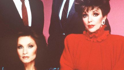 Kate O'Mara avec l'actrice Joan Collins, dans Dynastie (1986)
 (PHOTOSHOT/MAXPPP)