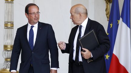 Fran&ccedil;ois Hollande et Jean-Yves Le Drian, le ministre de la D&eacute;fense,&nbsp;le 22 ao&ucirc;t 2012 &agrave; l'Elys&eacute;e (Paris). ( JACKY NAEGELEN / REUTERS)