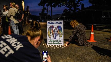 Un mémorial en hommage à Gabby Petito à Blue Point, dans l'Etat de New York (Etats-Unis), le 24 septembre 2021. (STEPHANIE KEITH / GETTY IMAGES NORTH AMERICA / AFP)