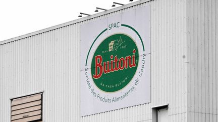 Logo de la marque Buitoni sur l'usine de Caudry (Nord), en avril 2022. (FRANCOIS LO PRESTI / AFP)