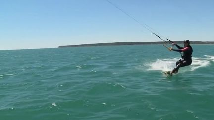 Leucate dans l’Aude est un spot bien connu des fans de sports de glisse, qui attire aussi bien les amateurs que l’élite mondiale du kitesurf, avec 300 jours de vent assurés par an. (FRANCE 2)