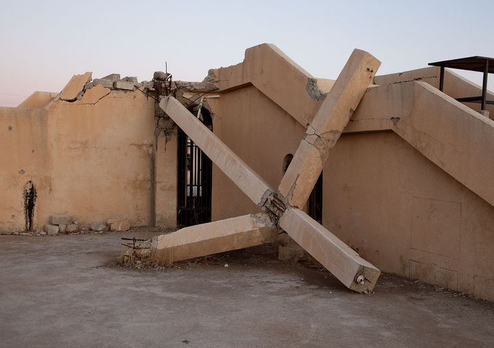 Mathieu Pernot, Église et bas-reliefs détruits par Daech dans les villages chrétiens de la plaine de Ninive, 2019 (© Mathieu Pernot)