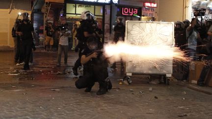 Un policier tire une cartouche de&nbsp;gaz lacrymog&egrave;ne en direction des manifestants, le 10 septembre 2013 &agrave; Istanbul (Turquie). (OSMAN ORSAL / REUTERS)