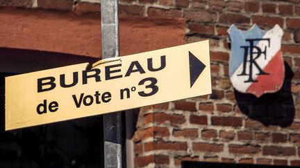 Un panneau indiquant un bureau de vote, le 19 avril 2017. (PHILIPPE HUGUEN / AFP)