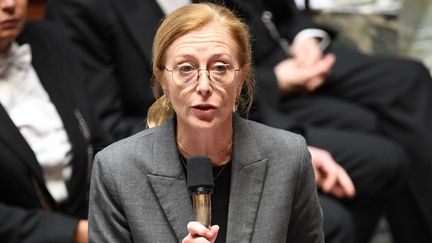 La secrétaire d'Etat à l'Enfance Charlotte Caubel s'exprime lors d'une séance de questions au gouvernement à l'Assemblée nationale à Paris le 28 février 2023. (BERTRAND GUAY / AFP)