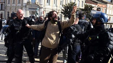 &nbsp; (Face à face entre agriculteurs et militants zadistes © Maxppp)