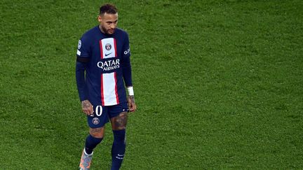 L'attaquant brésilien du Paris Saint-Germain, Neymar, quitte le terrain à la mi-temps du match de Ligue des champions entre le Paris Saint-Germain et le Bayern Munich au Parc des Princes à Paris, le 14 février 2023. (ALAIN JOCARD / AFP)