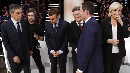 François Fillon, Emmanuel Macron, Jean-Luc Mélenchon, Benoît Hamon et Marine Le Pen, lundi soir, sur le plateau de TF1. (PATRICK KOVARIK / AFP)