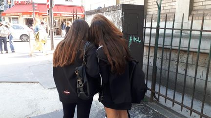 Des collégiennes font leur rentrée à Paris, lundi 22 juin 2020, à l'occasion de la reprise des cours&nbsp;"de manière obligatoire et selon les règles de présence normale". (VALENTINE PASQUESOONE / FRANCEINFO)