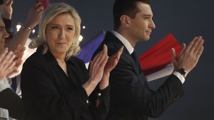 Le président du Rassemblement National (RN-Rassemblement National en français) Jordan Bardella (à droite) et la leader parlementaire du parti Marine Le Pen (à gauche), lors du lancement de la campagne électorale européenne à Marseille, le 3 mars 2024. (GUILLAUME HORCAJUELO / EPA)