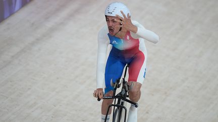 Alexandre Léauté peut exulter : vendredi 30 août, au Vélodrome national de Saint-Quentin-en-Yvelines, lors des Jeux paralympiques de Paris, il a remporté l'or en finale de la poursuite individuelle 3 000 m (catégorie C2). (LECOCQ CEDRIC / KMSP)