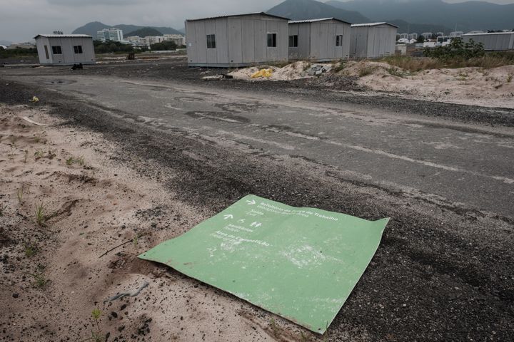 Des bâtiments&nbsp;en préfabriqué abandonnées aux abord du parcours du golf, le 23 novembre 2016.&nbsp; (YASUYOSHI CHIBA / AFP)