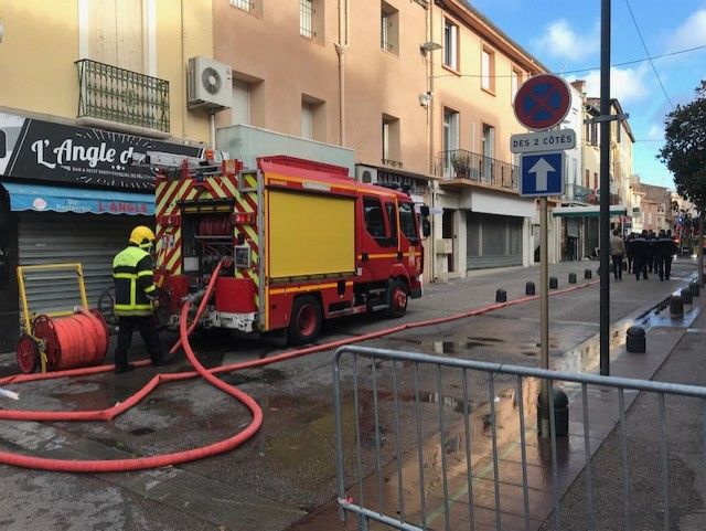 Une forte explosion a retenti&nbsp;en pleine nuit&nbsp;dans une des artères principales du&nbsp;bourg de&nbsp;Saint-Laurent-de-la-Salanque, situé à une quinzaine de kilomètres de Perpignan. (SOISIC PELLET / RADIO FRANCE)